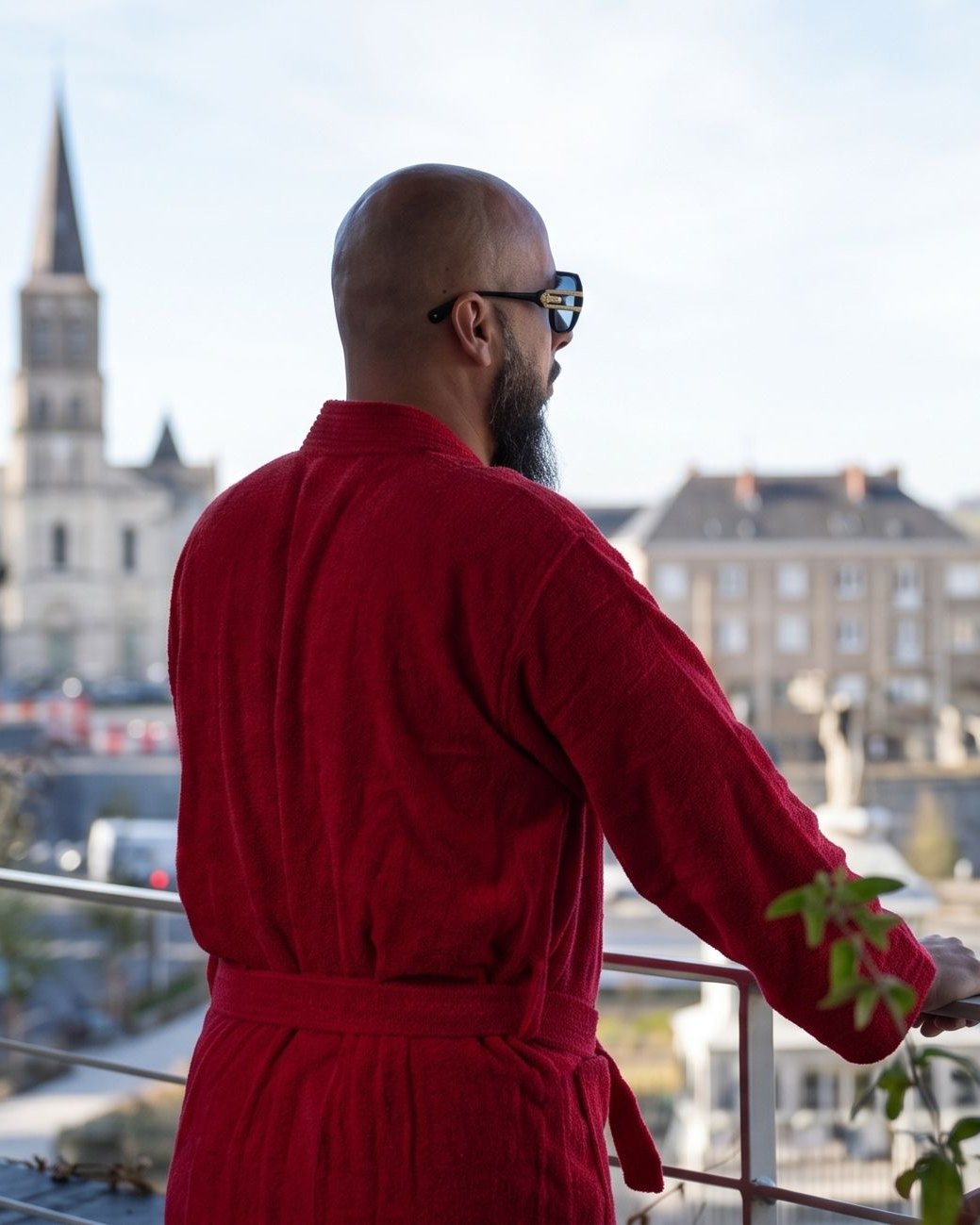 Enzo Rivala sur son balcon, face à la ville